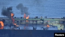 Petrolierul Sounion incendiat în Marea Roșie. 