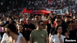 Manifestație la Tirana împotriva proiectului de hotel de lux din zona de coastă protejată – 8 iunie 2026.