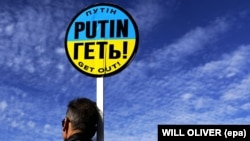 Учасник мітингу напередодні четвертої річниці масштабного вторгнення Росії до України. Вашингтон, 21 лютого 2026 року