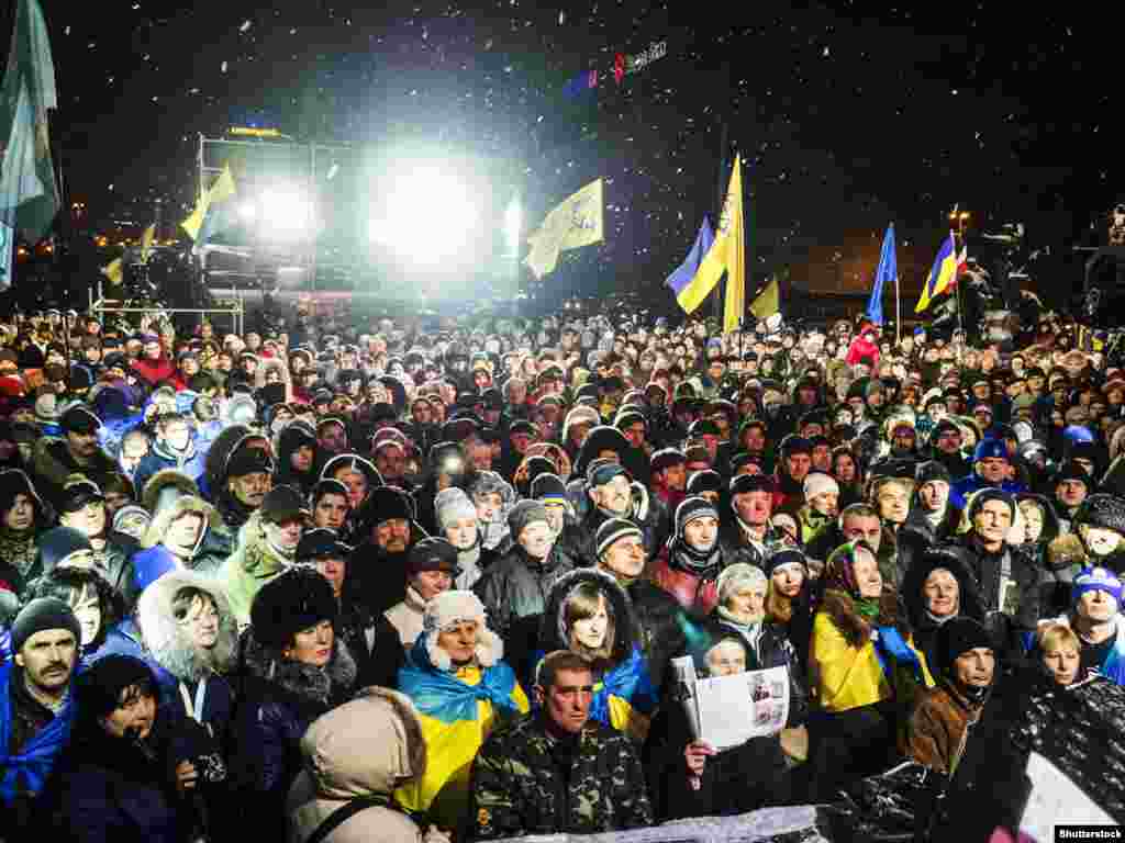 У Києві на майдані Незалежності відбулася у ніч на 30 листопада масова акція &laquo;Ніч пам&rsquo;яті&raquo;, присвячена річниці розгону&nbsp; &laquo;Беркутом&raquo; студентів, що призвело до розгортання масштабних протестів Революції гідності &nbsp;