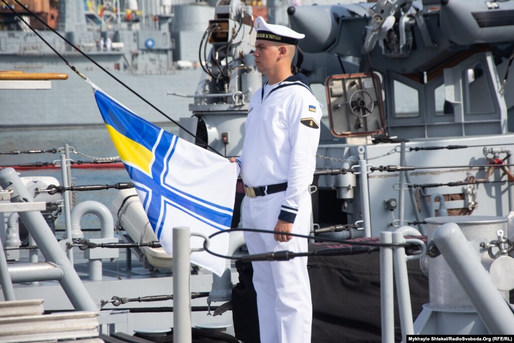 Прапор Військово-морських сил України підіймають на одному з «Айлендів» – катерів, що США передали Україні