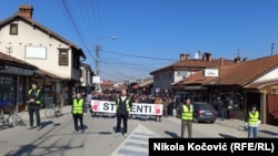 Studenti Državnog univerziteta u Novom Pazaru blokiraju Prvomajsku ulicu.