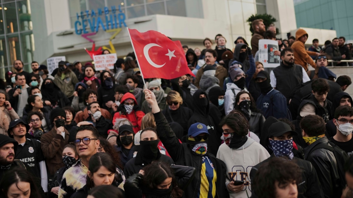 სტამბოლში ათიათასობით ადამიანი გავიდა ქუჩებში იმამოღლუს გათავისუფლების მოთხოვნით