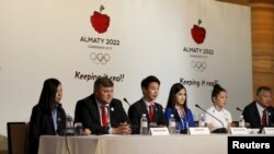Представители Казахстана на пресс-конференции в Куала-Лумпуре представляют заявку Алматы. 29 июля 2015 года. 