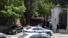 Поліцейські охороняють територію після нападу біля посольства Ізраїлю в Белграді, Сербія, 29 червня 2024 року