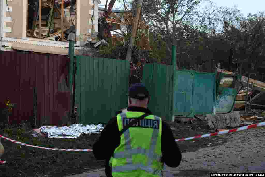 Поліція працює на місці зруйнованого внаслідок російської атаки будинку у Вишгороді, де загинув 14-річний хлопець. Вишгород, Київська область, 30 вересня 2026 року