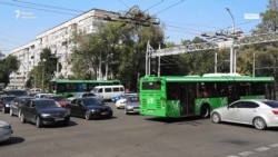 Алматинские водители в условиях отключенных светофоров
