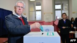 Прем’єр-міністр Італії Маріо Монті голосує на дільниці в Мілані