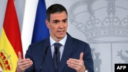 Prim-ministrul Spaniei, Pedro Sanchez a anunțat o „reducere drastică” a taxelor pe energie și un pachet de 80 de măsuri, cu un buget total de 5 miliarde de euro, menite să combată efectele războiului din Orientul Mijlociu - Palatul Moncloa din Madrid, pe 20 martie 2026 