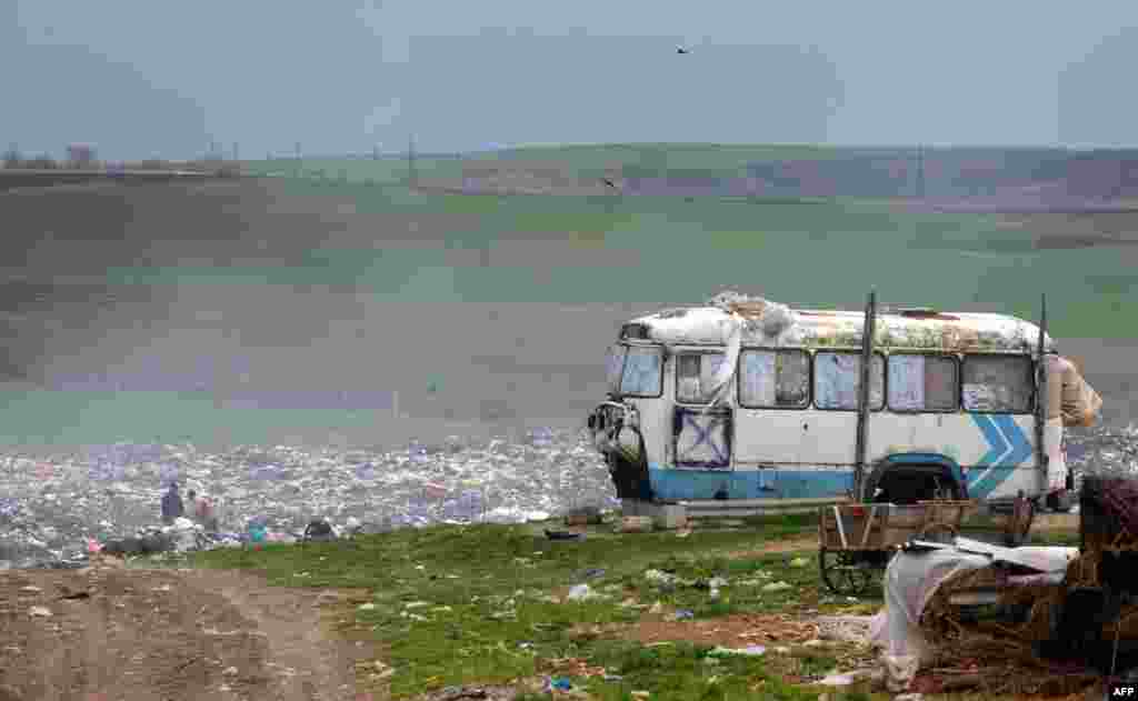 People forage at a dump in Comrat city, the main municipality of Moldova&#39;s Gagauzia region. (AFP/Daniel Mihailescu)