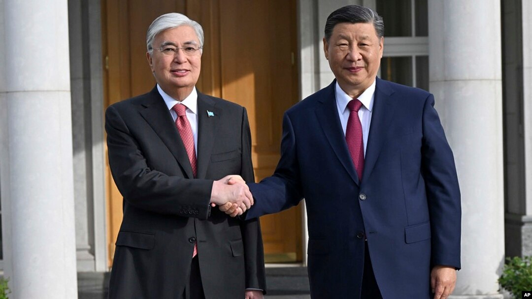 Chinese leader Xi Jinping (right) is greeted by Kazakh President Qasym-Zhomart Toqaev in Astana on July 2 for a state visit ahead of a two-summit for the Shanghai Cooperation Organization.