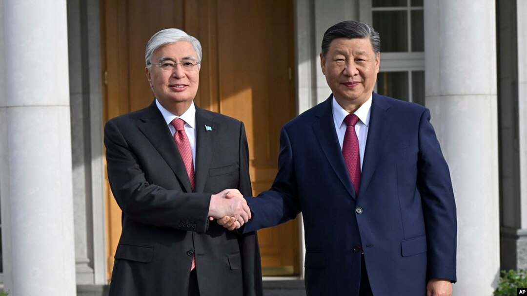  Președintele kazah Qasym-Zhomart Toqaev l-a primit pe omologul său chinez, Xi Jinping. 