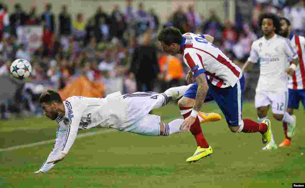 Sergio Ramos Mario Mandzukic-dən topu alarkən (Reuters / Paul Hanna)