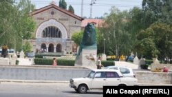 Monumentul din faţa gării feroviare din Chişinău