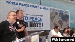 Сергій Мархель (ліворуч), головний координатор організації Global Rights of Peaceful People, виступає на антинатовській конференції Всесвітньої ради миру (World Peace Council) в Брюсселі, Бельгія, 24 травня 2017 року.