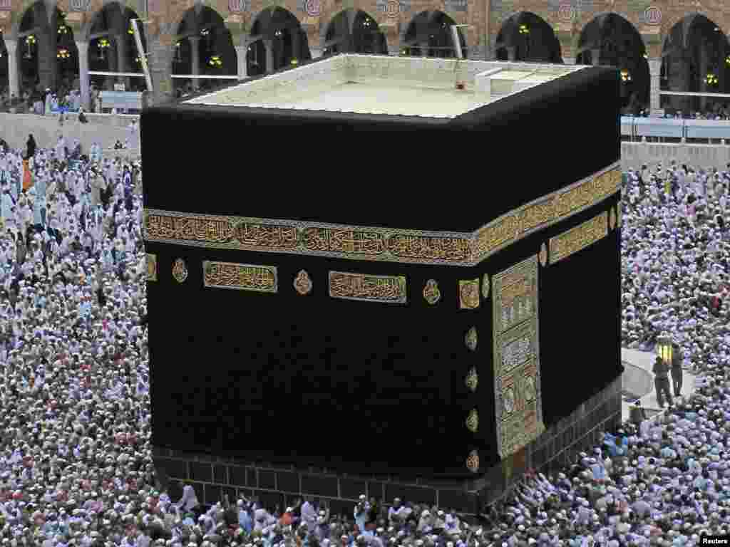 Kabaning atrofida aylanish - Muslim pilgrims circle the Kaaba at the Grand mosque in Mecca, during the annual haj pilgrimage, November 19, 2010. Millions flock to Mecca in Saudi Arabia for the annual haj pilgrimage, a duty for every able-bodied Muslim who can afford it. Muslims around the world celebrate Eid al-Adha to mark the end of the haj by slaughtering sheep, goats, cows and camels to commemorate Prophet Abraham's willingness to sacrifice his son Ismail on God's command. REUTERS/Fahad Shadeed (SAUDI ARABIA - Tags: RELIGION)