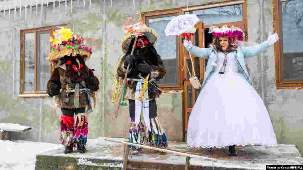 Costumele sunt decorate cu motive tradiționale și simboluri folclorice specifice zonei Ocnița.