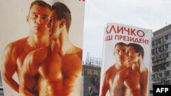 Pancarte înfățișîndu-l pe fostul boxer, una cu inscripția „Kliciko este Președintele nostru”, purtate de participanți la o demonstrație împotriva homofobiei, la Kiev