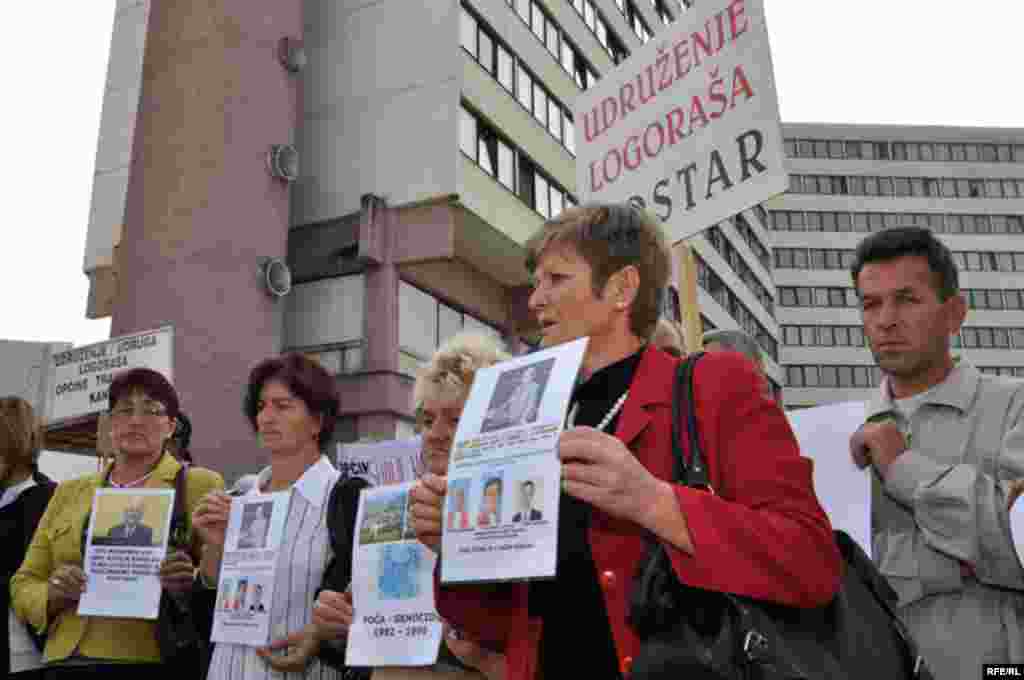 Mirni protesti ispred zgrade UN zbog najavljenog skraćivanja optužnice bivšem lideru bosanskih Srba Radovanu Karadžiću, 16. septemar 2009. Foto: Midhat Poturović