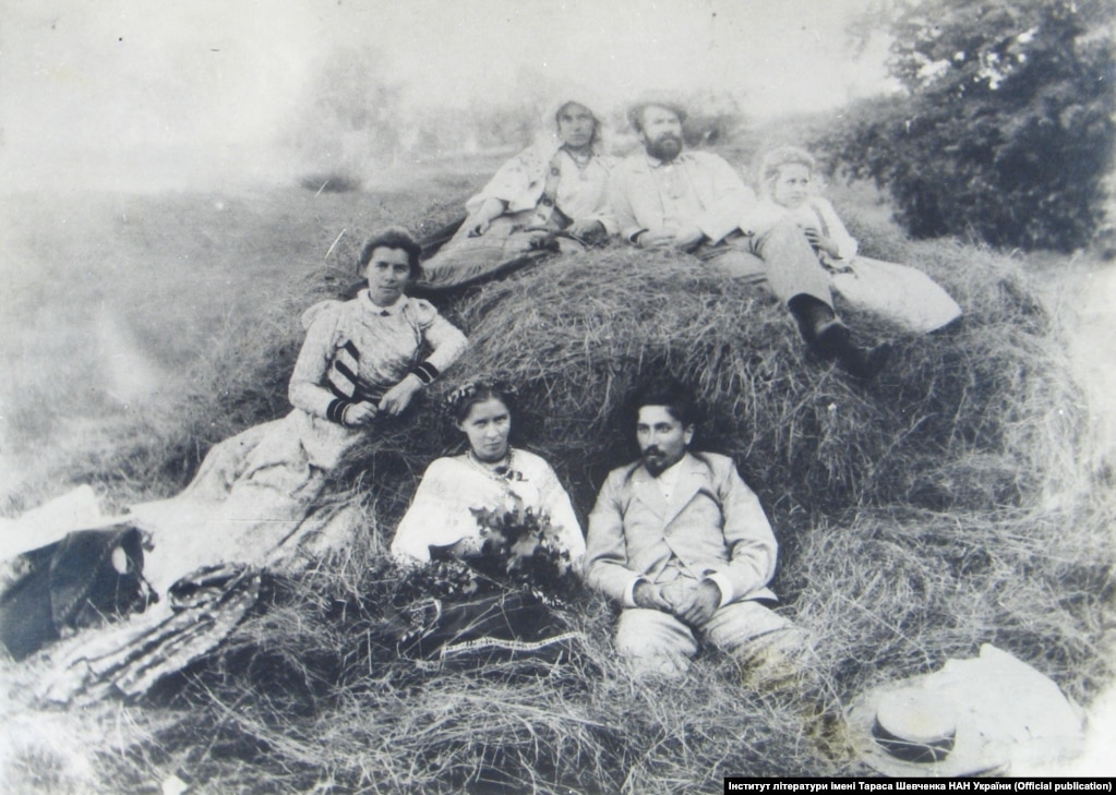 Зліва направо: Ольга Петрівна Косач (Олена Пчілка), Леся Косач (Леся Українка), Сергій Мержинський; на копиці: Ольга Косач, Олександр Петрович Драгоманов, Ізидора Косач. Гадяч, 8 липня 1898 рік