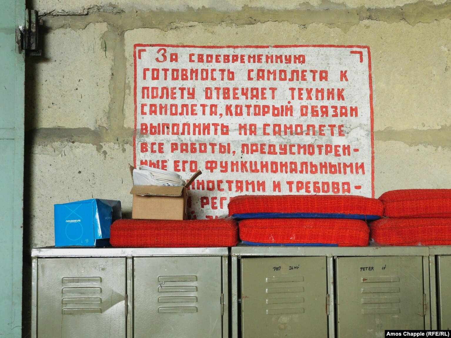 Një njoftim i shkruar në gjuhën ruse njofton teknikët e aviacionit që të jenë të kujdesshëm gjatë qëndrimit brenda hangarit në Milovice.