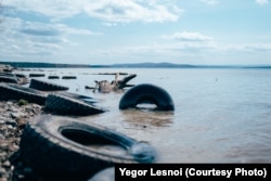 Покрышки на побережье Иркутского водохранилища
