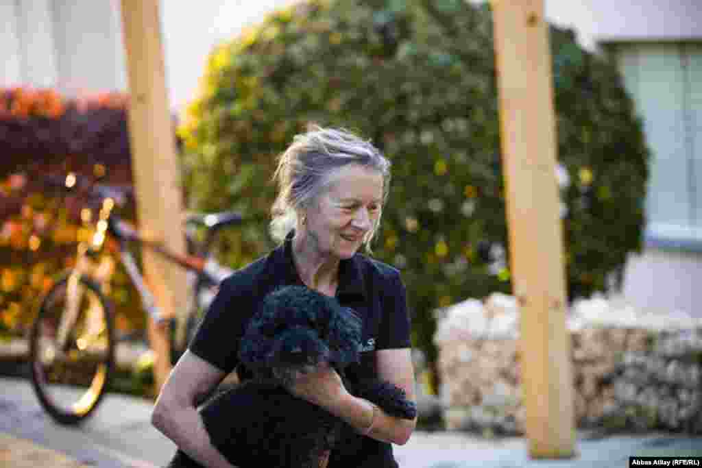 Qarşınıza çıxan insan mütləq sizə gülümsəyəcək və salam verəcək. Burda belə şeylər təbiidir.