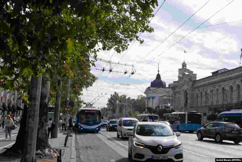 La sfârșitul secolului al XIX-lea, primarul Karol Schmidt - cel mai longeviv primar al Chișinăului (între 1877-1903) -a inițiat construirea unui nou sediu pentru Duma orașului (primăria) pe locul fostei stații de pompieri. Proiectul a fost realizat de arhitectul Mitrofan Elladi, sub supravegherea lui Alexandru Bernardazzi, iar construcția a fost finalizată în 1902. Clădirea a fost distrusă de trupele sovietice în retragere în 1941 și refăcută de administrația română până în 1944, când a fost din nou avariată în timpul operațiunii Iași-Chișinău. Reconstrucția definitivă, condusă de arhitectul Robert Kurtz, a avut loc între 1946 și 1948, iar clădirea a fost redeschisă în 1951. Kurtz a păstrat aspectul original, cu excepția unor turnuri mai mici deasupra intrării principale. Clădirea găzduiește și astăzi Primăria Chișinău.