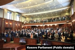 Deputetët e rinj duke bërë betimin gjatë seancës konstituive të 6 gushtit.