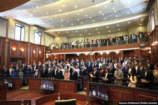 Deputetët e rinj duke bërë betimin gjatë seancës konstituive të 6 gushtit.