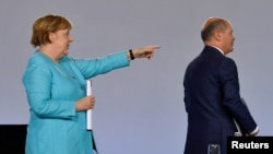 Angela Merkel și ministrul socialist al finanțelor Olaf Scholz, câștigătorul de facto al alegerilor din 26 septembrie 2021.