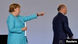 Angela Merkel și ministrul de finanțe Olaf Scholz în timpul unei discuții despre evoluția economiei după Covid-19, în Berlin, 3 iunie 2921, 