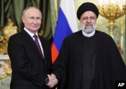 All smiles in Moscow as Russian President Vladimir Putin (left) and his Iranian counterpart, Ebrahim Raisi, meet in the Russian capital late last year.