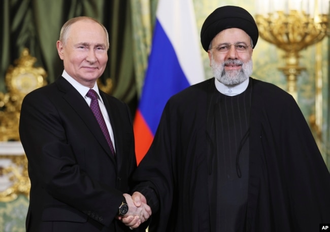 Взгляд, полный улыбок. Президент России Владимир Путин (слева) и его иранский коллега Ибрагим Раиси в Москве. В конце прошлого года.