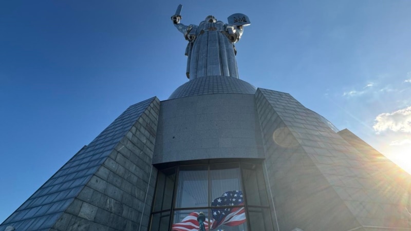 Kyjiw zeigt Ausstellung zur Freiheitsstatue am Denkmal Mutter Ukraine