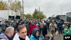 Օլեշկիի բնակիչներն ավտոբուսների մոտ սպասում են տարհանման, 30-ը հոկտեմբերի, 2026թ. Խերսոն, Ուկրաինա   
