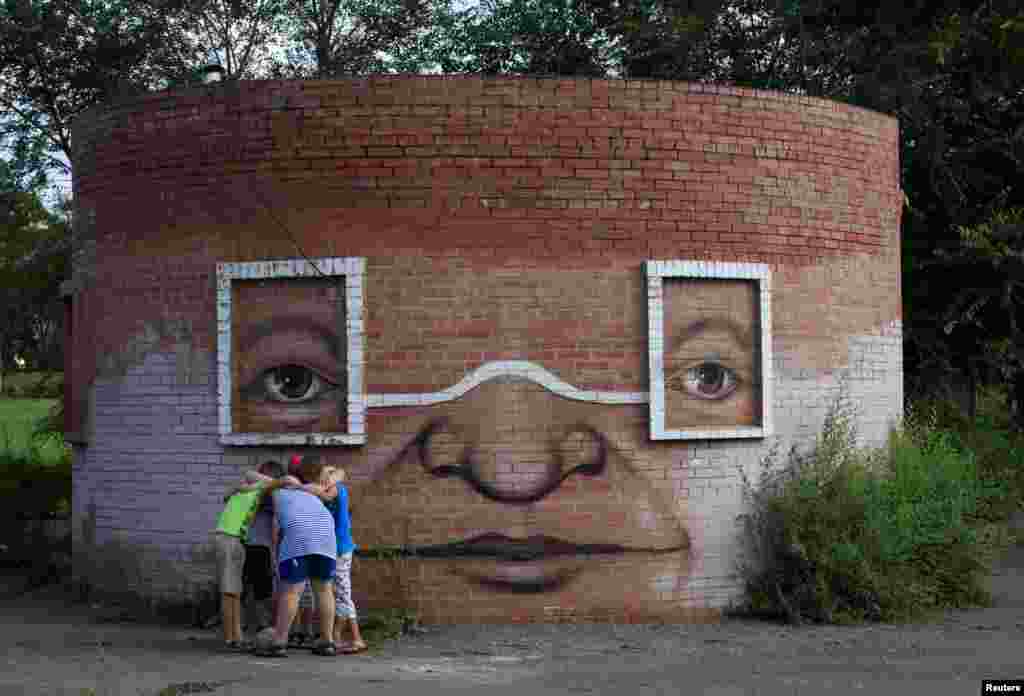 Graffiti la stadionul din oraşul siberian Krasnoiarsk, unde copiii fac antrenamente la rugby