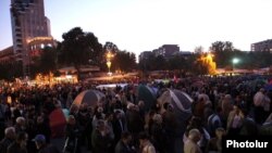 Armenia - Opposition supporters rally in Yerevan's Liberty Square, 5Oct2011.