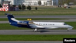 O aeronavă privată Embraer Legacy 600 pe pista aeroportului internațional Pulkovo din Sankt Petersburg, 9 mai 2023