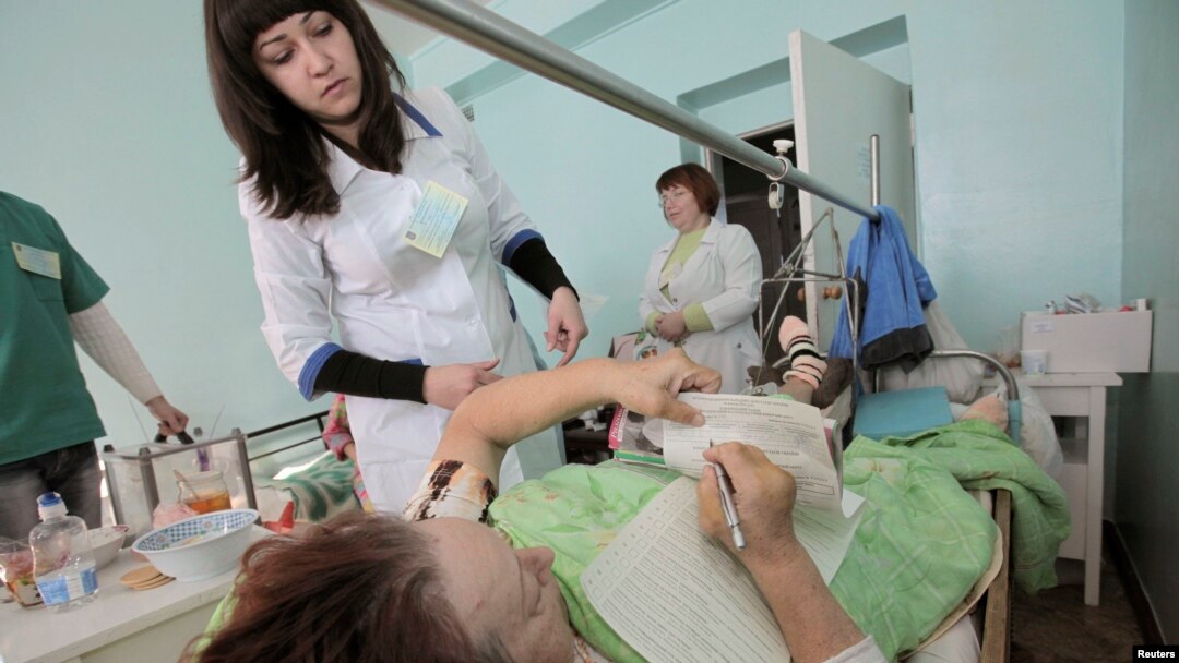 Получение российского полиса ОМС – абсолютно бесплатная процедура, и ни в коем случае не влечет для граждан никаких материальных последствий