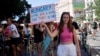 Egy tüntető a budapesti Pride-on