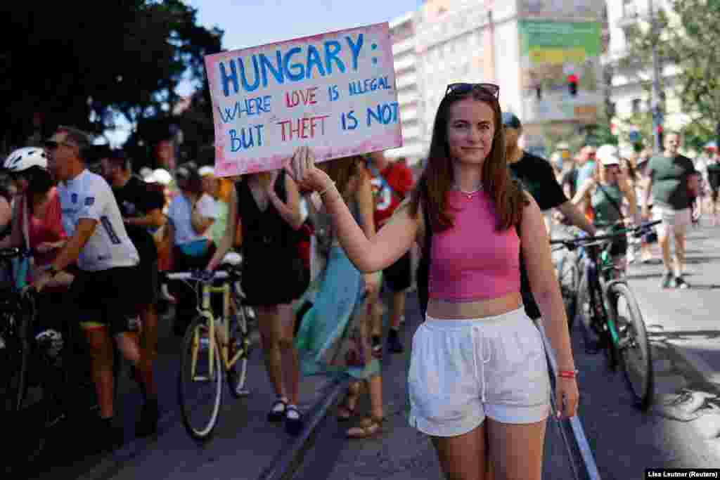 Jedna od učesnica parade sa transparentom na kojem piše "Mađarska: gdje je ljubav nelegalna, a krađa nije."