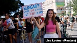 Egy tüntető a budapesti Pride-on