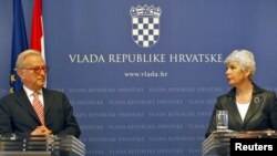 Hannes Swoboda i Jadranka Kosor daju zajedničku izjavu za medije, 14. ožujak 2011. 