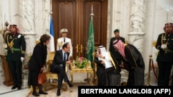 Szaúd-Arábia királya, Abdullah bin Abdulaziz a szaúdi királyi palotában beszélget tolmácsok segítségével Francois Hollande francia elnökkel 2012. november 4-én 