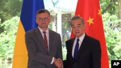 Ministrul de externe ucrainean Dmitro Kuleba, alături de omolokgul său chinez Wang Yi, miercuri 24 iulie, în timpul vizitei pe care o face în China.