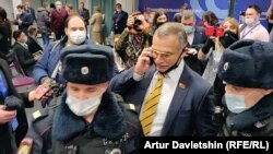 Москва шаардык Думасынын депутаты Михаил Тимонов мырзаны полиция кармап кетүүдө. 2021-жылдын 13-марты.