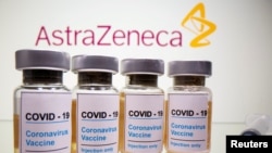  Флаконы с наклейкой "COVID-19". Вакцина против коронавируса. Иллюстративное фото.