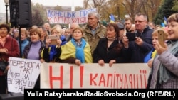 За словами організаторів, учасники віче оголосили ультиматум українській владі з кількома вимогами, серед яких – «закінчити будь-які розмови» про капітуляцію, розведення військ, відновлення водопостачання Криму, відновлення торгівлі з окупованими територіями.