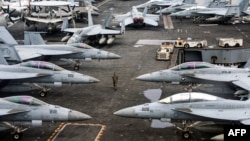 "USS Abraham Linkoln" təyyarədaşıyan gəmisinin göyərtəsində qırıcı təyyarələr.